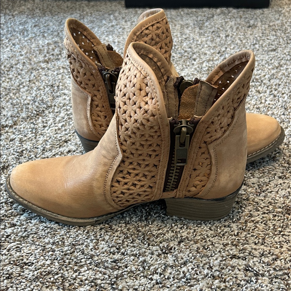 Circle G Tan Ankle Boots with Cutout Design size 7.5